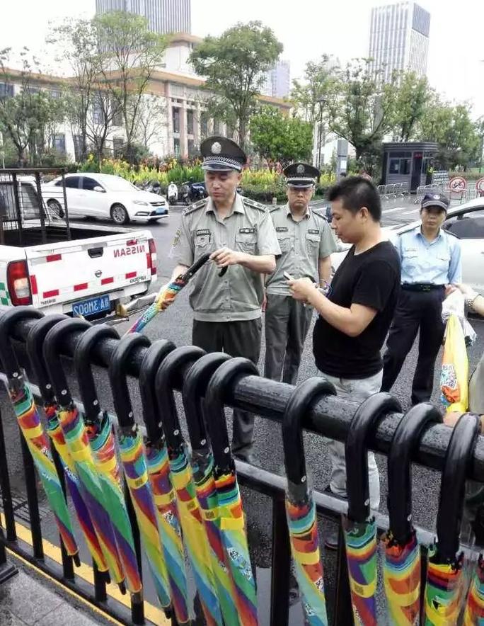 杭州首日共享雨伞为何会被城管收缴？