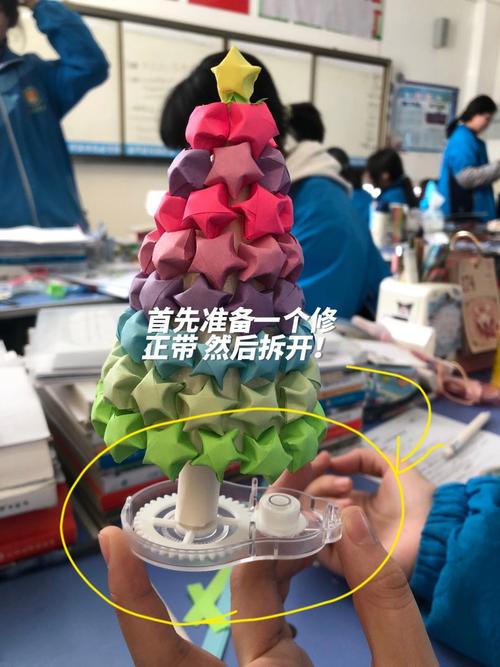 如何用JavaScript在HTML中制作旋转的圣诞树动画？