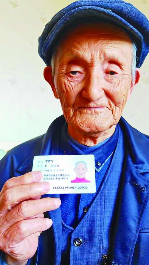 如何用jQuery根据身份证号自动计算并显示生日、年龄和性别？