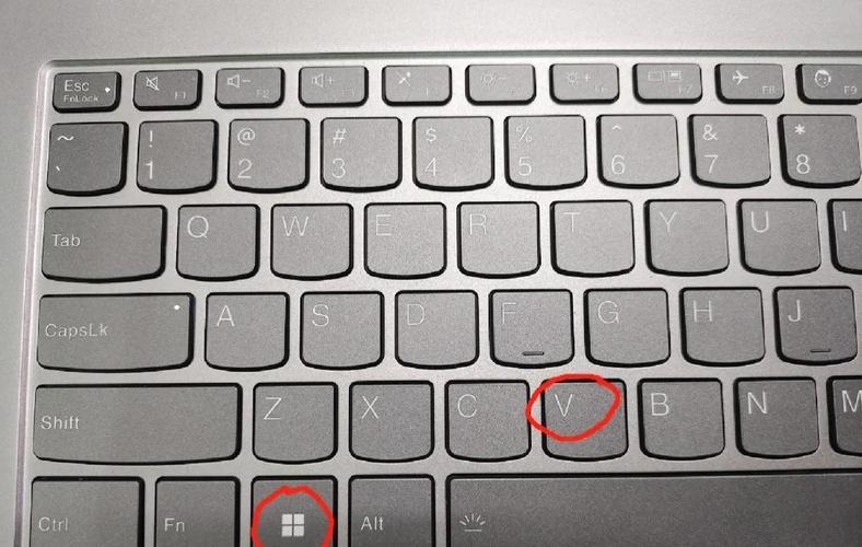 如何通过 Windows Copilot 功能，与剪贴板结合，对复制的文本进行展开、解释、总结或修改？