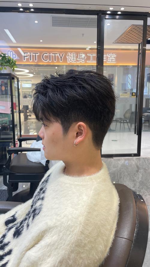 科技与艺术完美融合，如何打造新潮时尚的男士发型？